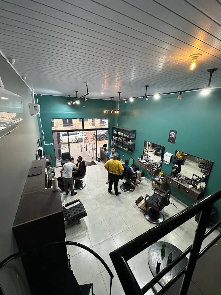 Salão da Gringo's Barbearia visto de cima, com barbeiros atendendo clientes