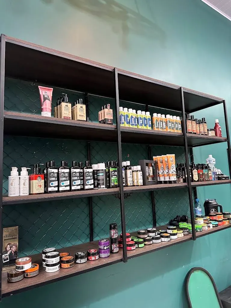 Prateleira de produtos de cuidado à venda na Gringo's Barbearia